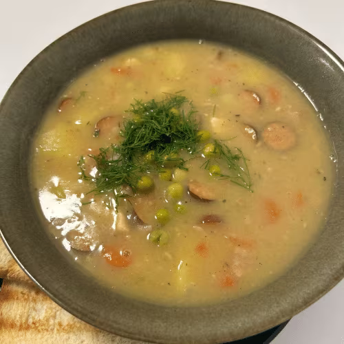 Kräftige Erbsensuppe