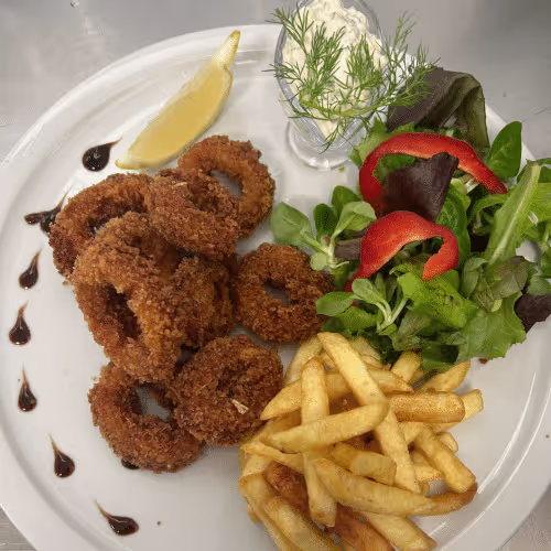 Tintenfisch mit Pommes & Tartare Sauce