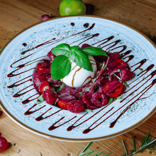 Burrata-Salat mit Waldfrucht-Ahoron-Dressing