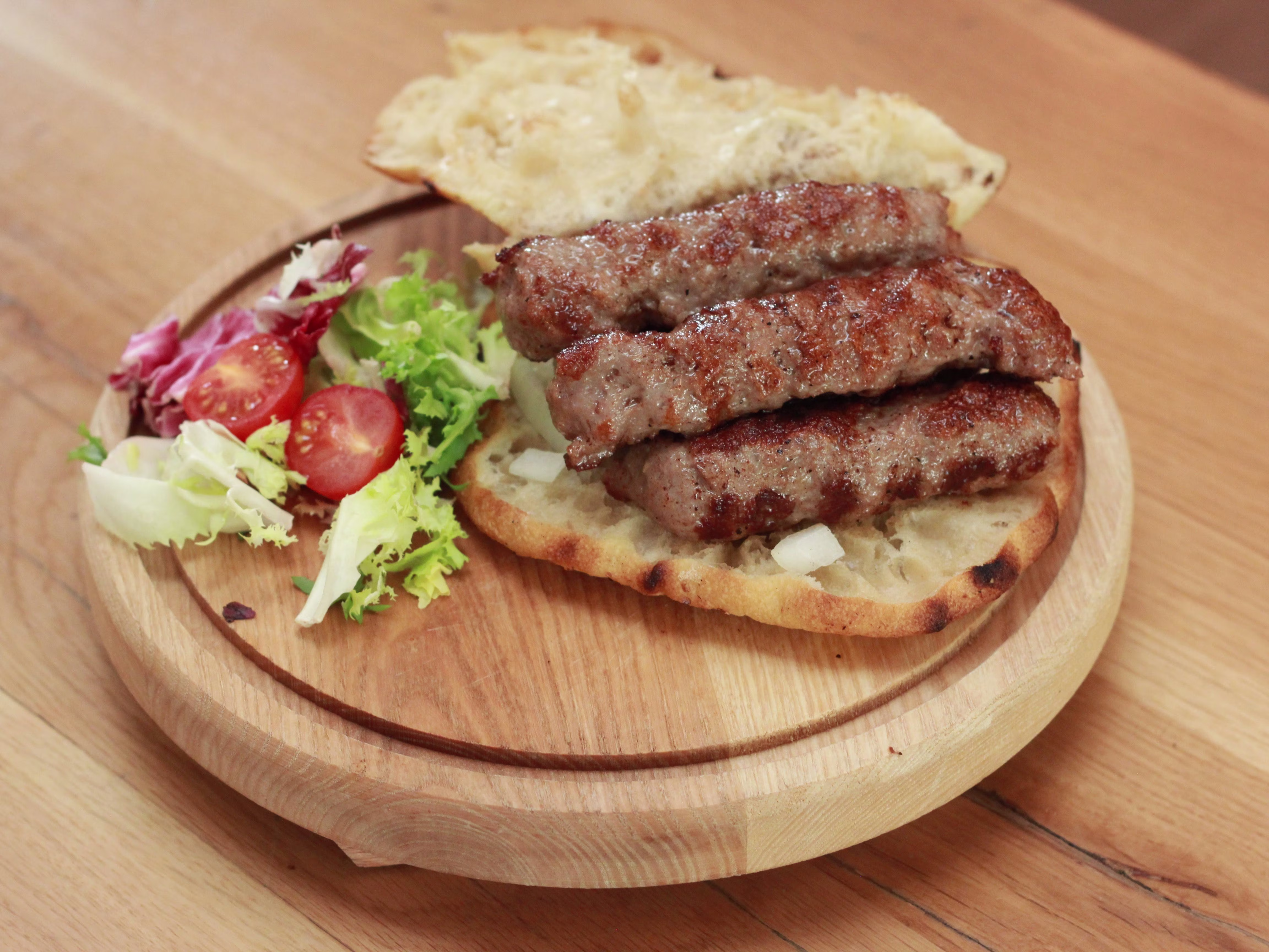 5 cevapcici im Fladenbrot