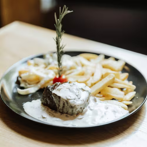 Beefsteak in geräucherte Käsesauce