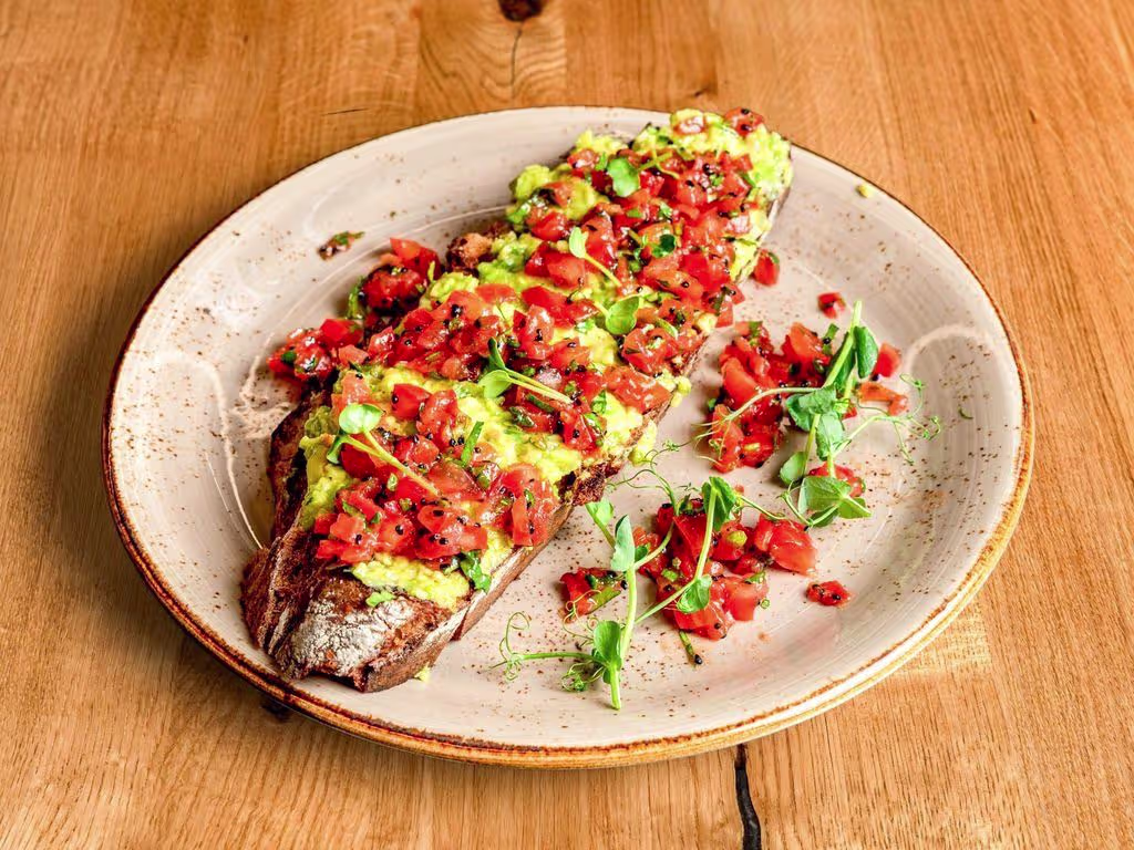 Röstbrot Mit Avocado-Mash Und Tomatensalsa