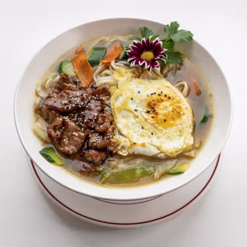 Hausgemachte Nudelsuppe mit Rindfleisch
