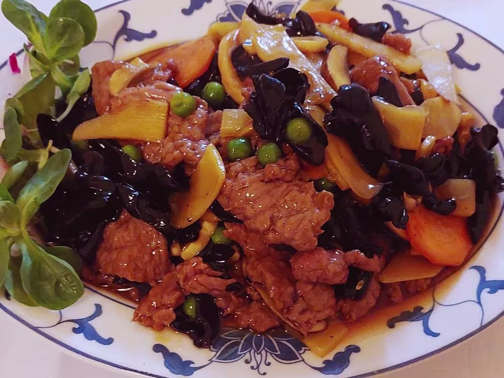 Rindfleisch mit Bambussprossen und Morcheln