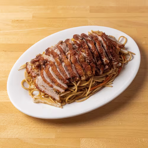 Gebratene Nudeln mit Knuspriege Huhn