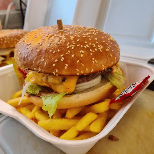 Cheeseburger mit pommes