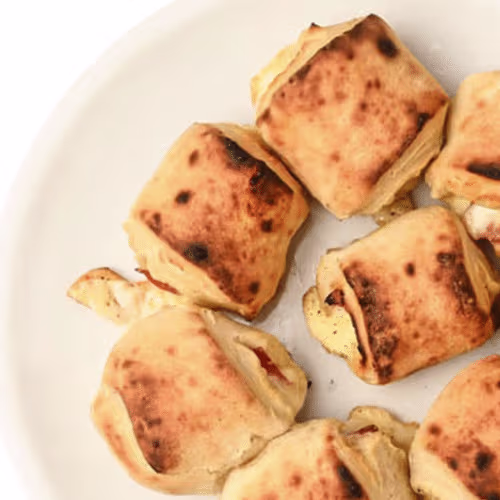 Pizzabrötchen mit Salami und Käse