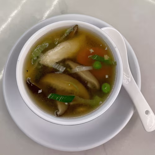 Hühnerfleischsuppe mit Bambus und Pilzen