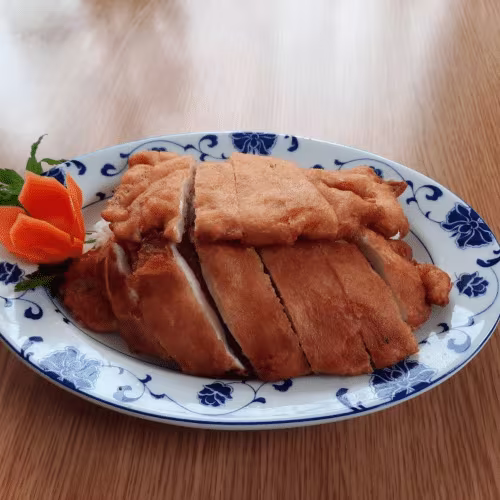 Knuspriges Hühnerfleisch mit einer Beilage nach Wahl