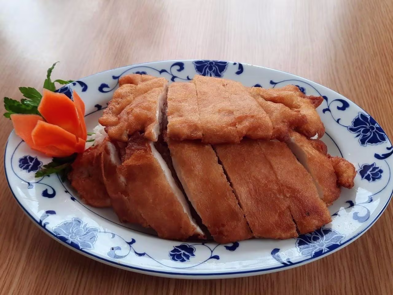 Knuspriges Huhn auf Reis und Sauce