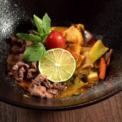 H13: Rotes Thai Curry mit Rindfleisch (scharf)