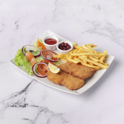 Hühner Cordon Bleu mit Pommes frites und Preiselbeeren