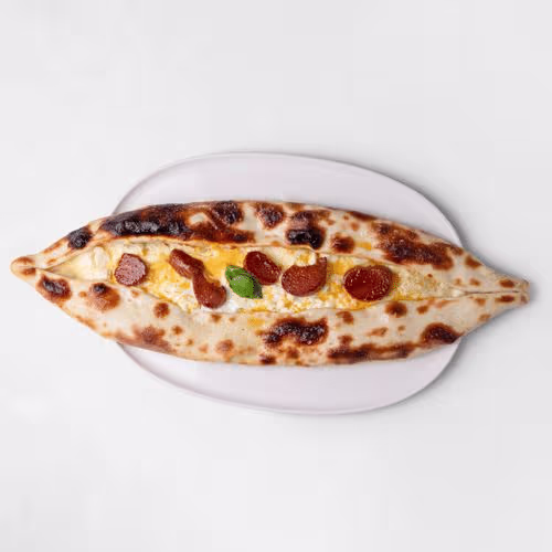 Pide mit Sucuk und Ei
