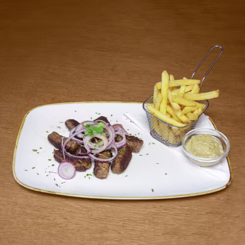 Cevapcici mit Pommes