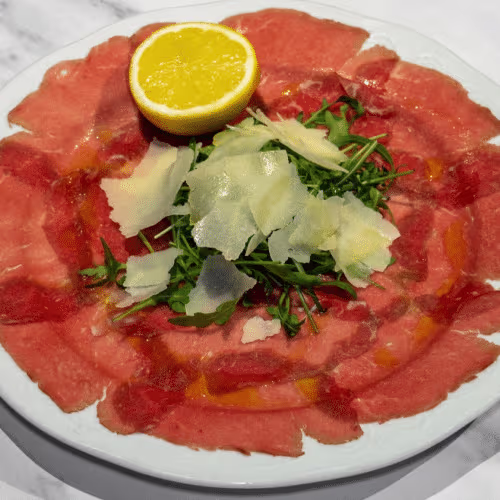 Klassiker Carpaccio di Manzo con Rucola e Parmigiano