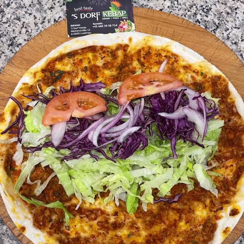 Lahmacun mit Salat