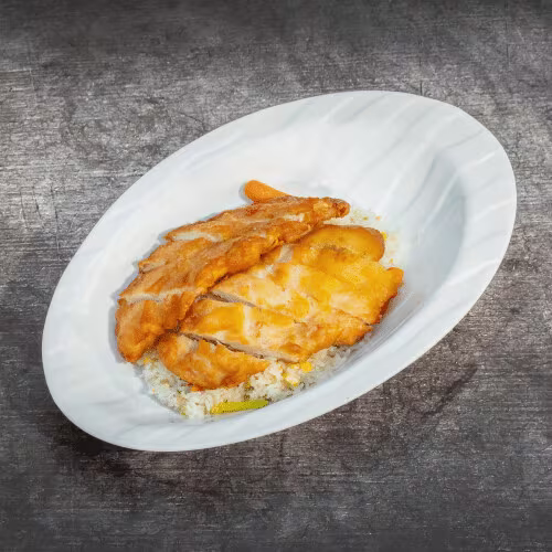Gebratener Reis mit knusprigem Hühnerfleisch