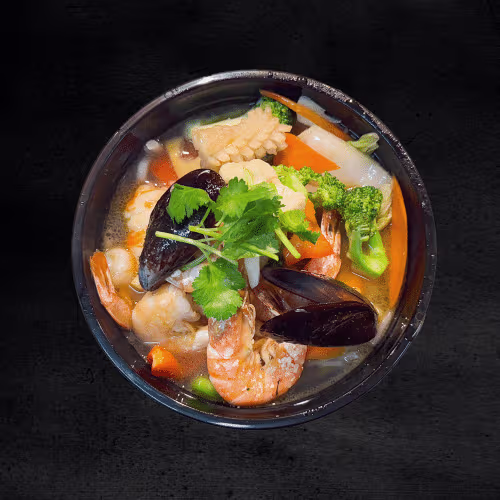 Nudelsuppe mit Meeresfrüchten