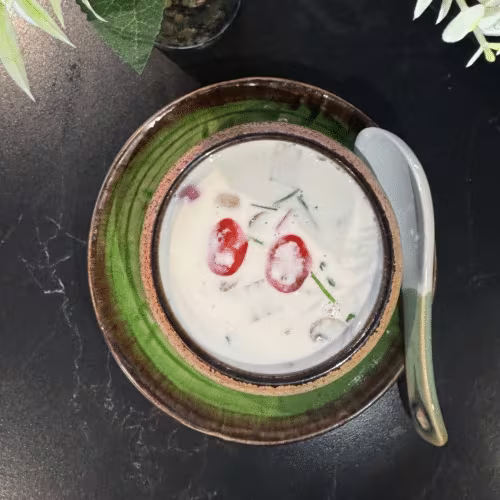 Zitronengrassuppe mit Kokosmilch Hühnerfleisch und Koriander