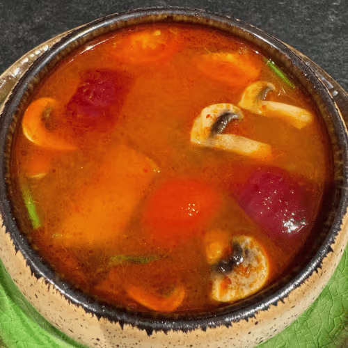Tom Yum Suppe mit Hühnerfleisch