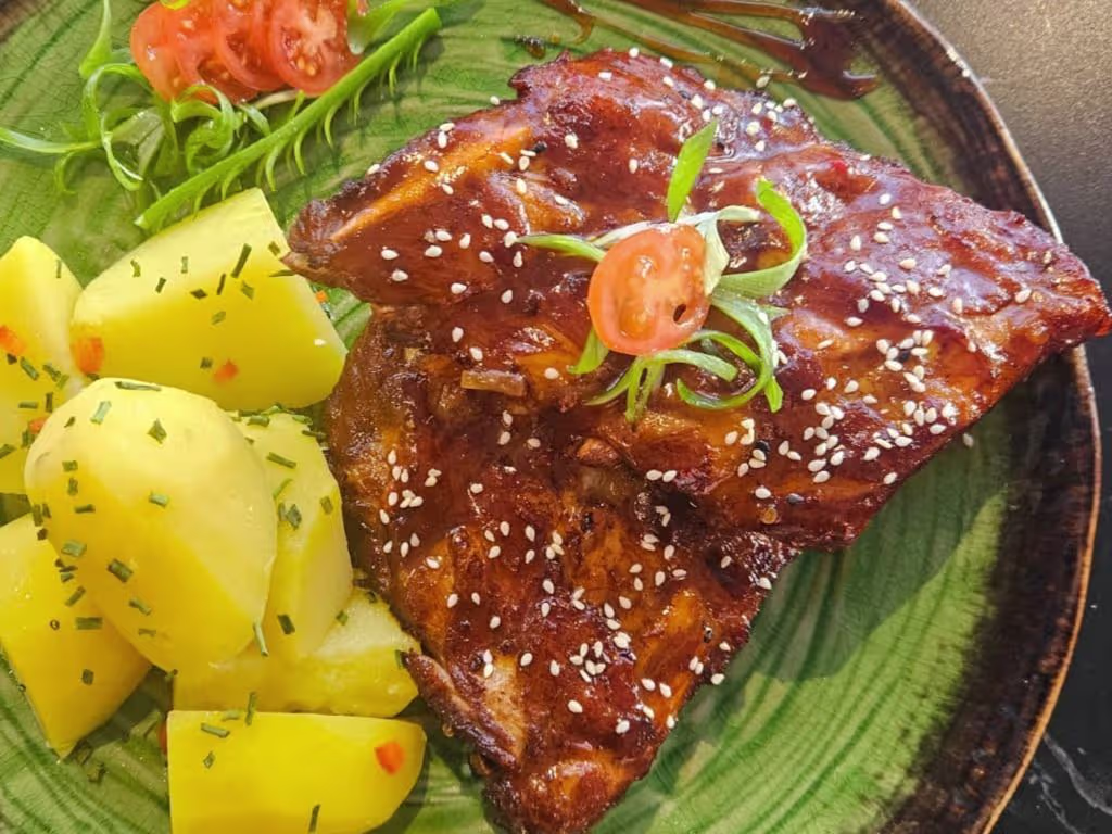 Spare Rips mit Pommes und Salat