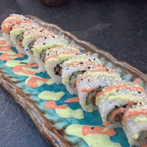 M5lachs Tempura Rolle (Lachs frittiert, Gurken, Sesam) (10 Stück