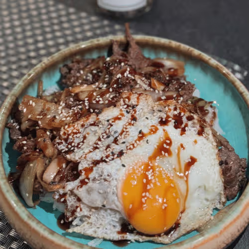 H12  Bulgogi ( Rindfleisch mit Zwiebeln ,Spiegelei und Reis)