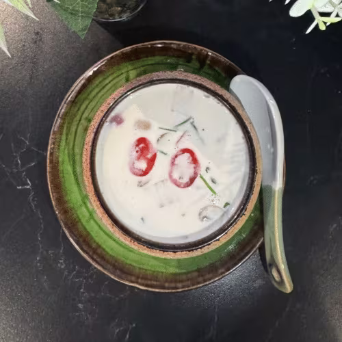 Zitronengrassuppe mit Kokosmilch Gemüse und Koriander