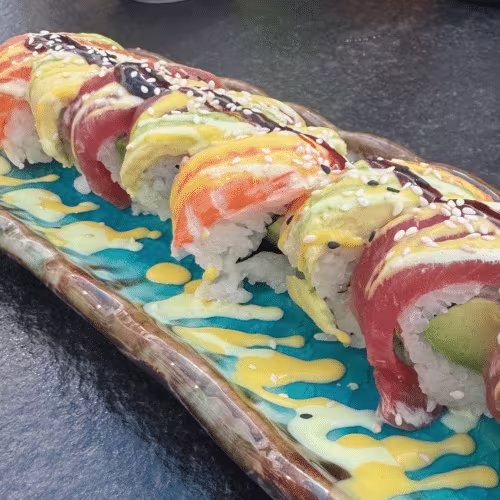 M11 Regenbogen Rolle (Avocado, Lachs, Thunfisch, Ebi) (10 Stück)