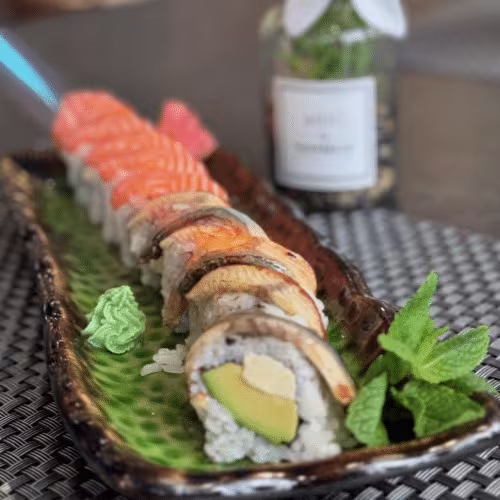 M17 Chefin s Roll (Lachs und Aal flambiert, Avocado, käse)