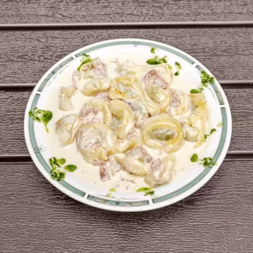Tortellini con Panna e Prosciutto