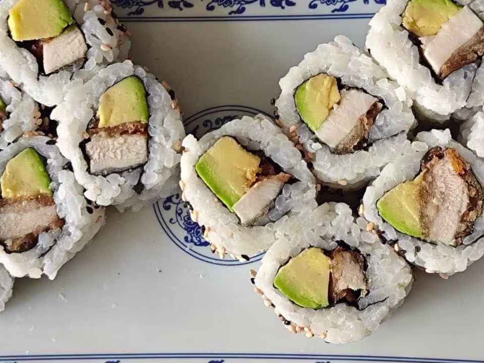 Chicken Avocado Maki (12 Stück)