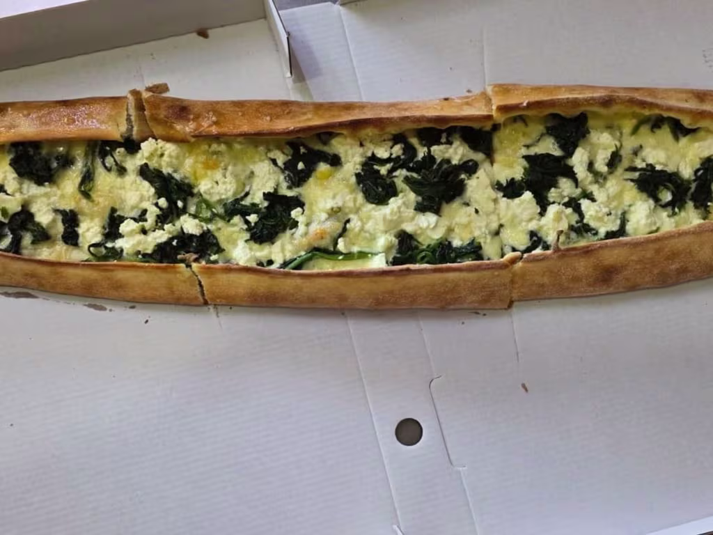 Pide Spinat und Schafskäse