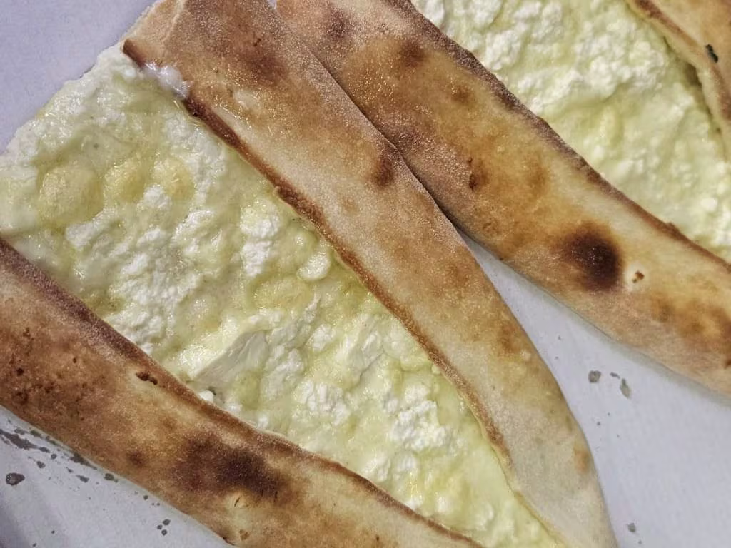Pide Schafskäse und Pizzakäse