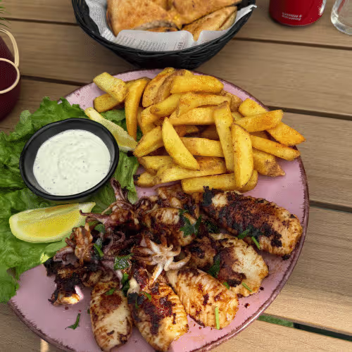 Gegrillte Kalamari mit Fladenbrot,pommes& Tartarsoße
