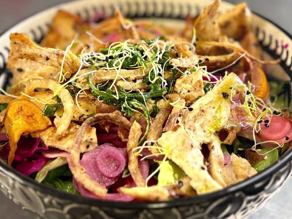 Sommersalat mit gegrillten Hühnerbruststreifen