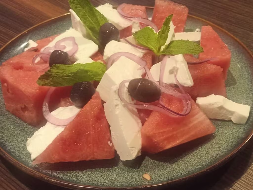 Kuhmilchkäse-Wassermelonen Salat
