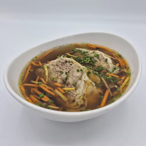 Kräftige Rindsuppe mit Fleischstrudel