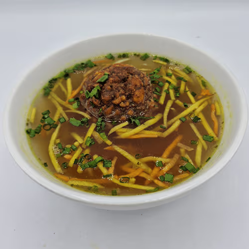 Kräftige Rindsuppe mit Leberknödel
