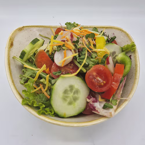 Frische Blattsalate mit buntem Rohkostgemüse der Saison