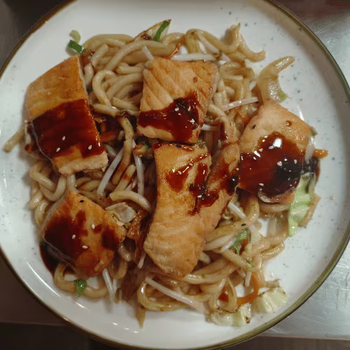 Gebratene Nudeln mit gegrilltem Lachs N6