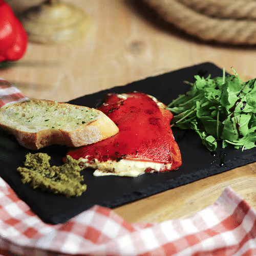 Paprika mit cremiger Käsefüllung