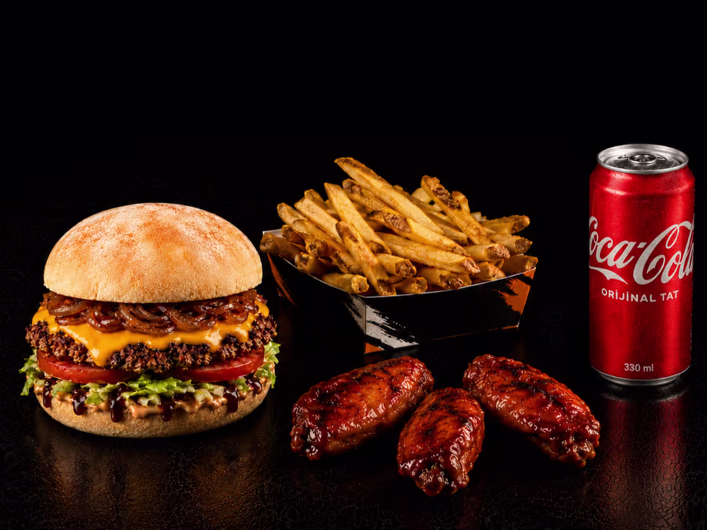 Smash Cheeseburger Menü + 3 BBQ Wings + Pommes + Getränke