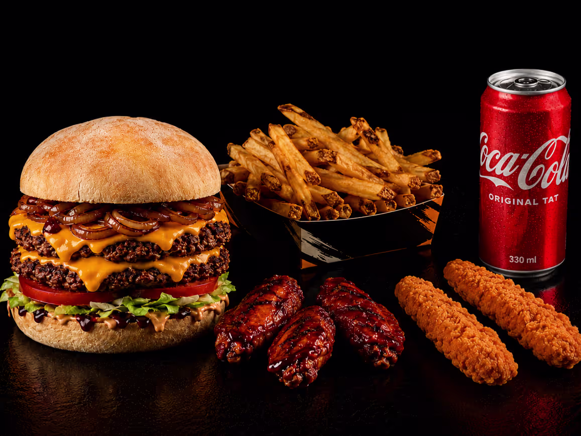 Smash Double Cheeseburger Menü + 3 Chicken Fingers + 3 BBQ Wings + Pommes + Gratis Getränke