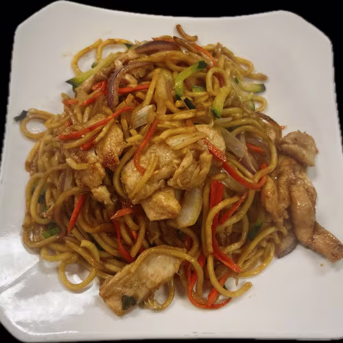 Gebratene Nudeln mit Hühnerfleisch