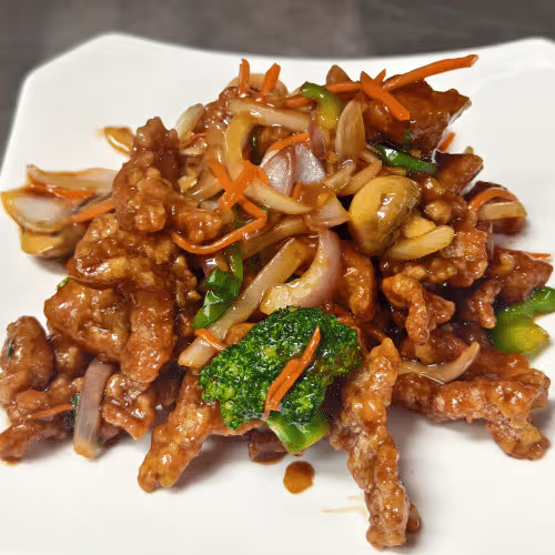 Gebackenes Schweinefleisch mit Knoblauch und Zwiebeln