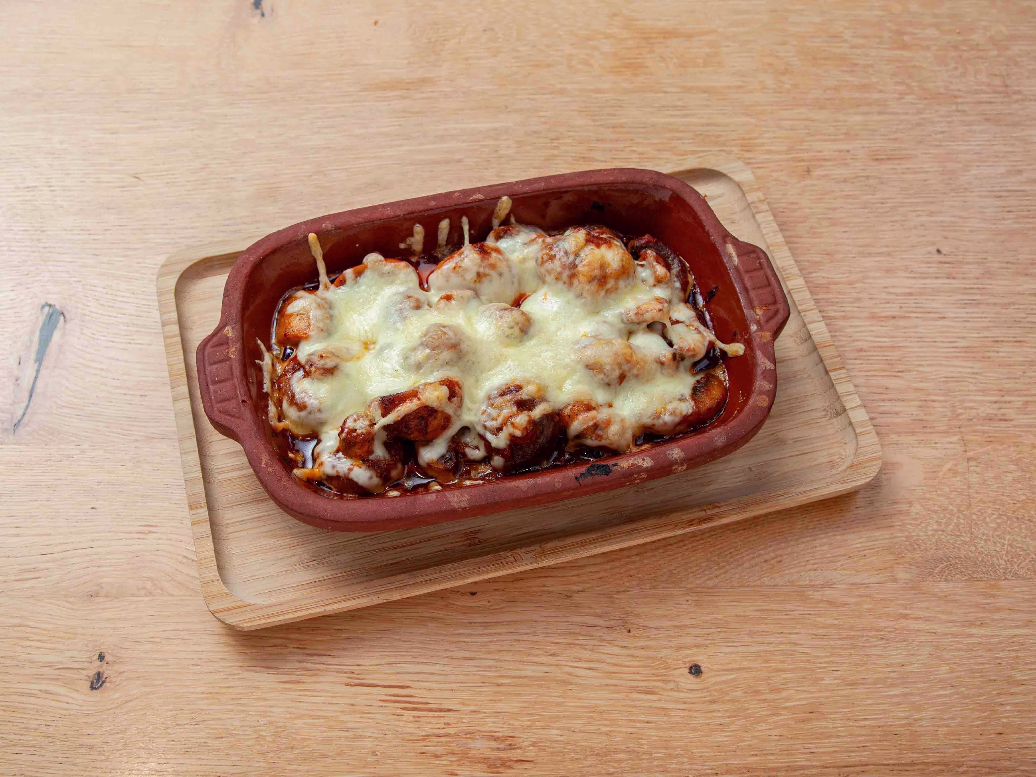 Champignons im Steinofen mit Käse überbacken
