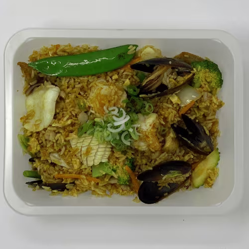 Gebratener Reis mit Curry-Fisch und Meeresfrüchten (scharf)