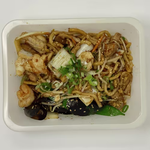Gebratene Nudeln mit Fisch und Meeresfrüchten