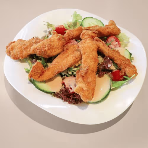 Gebackene Filetstreifen auf buntem Salat